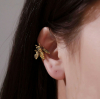 Gold Renk 3 Boyutlu Kulak Deliksiz Arı Kıkırdak Küpe - Thumbnail (1)